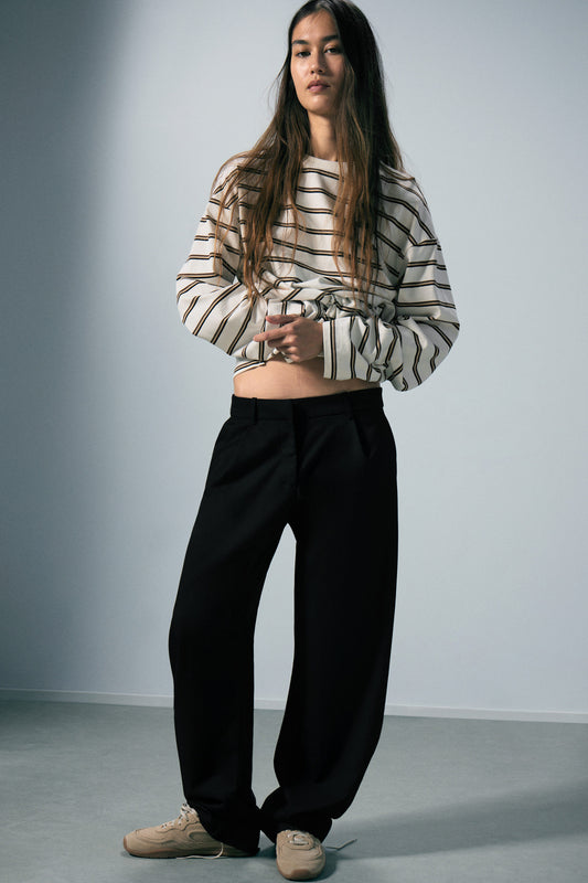 Locker sitzende Anzughose mit Barrel-Bein